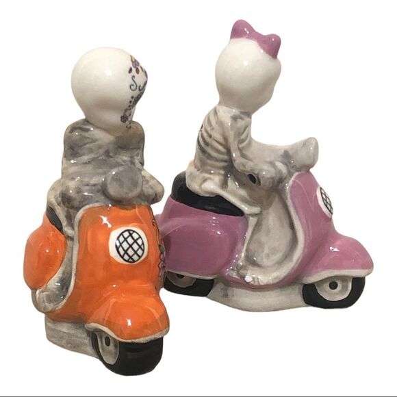 Skull stoneware salt and pepper shakers by Cracker Barrel - Picture 3 of 4